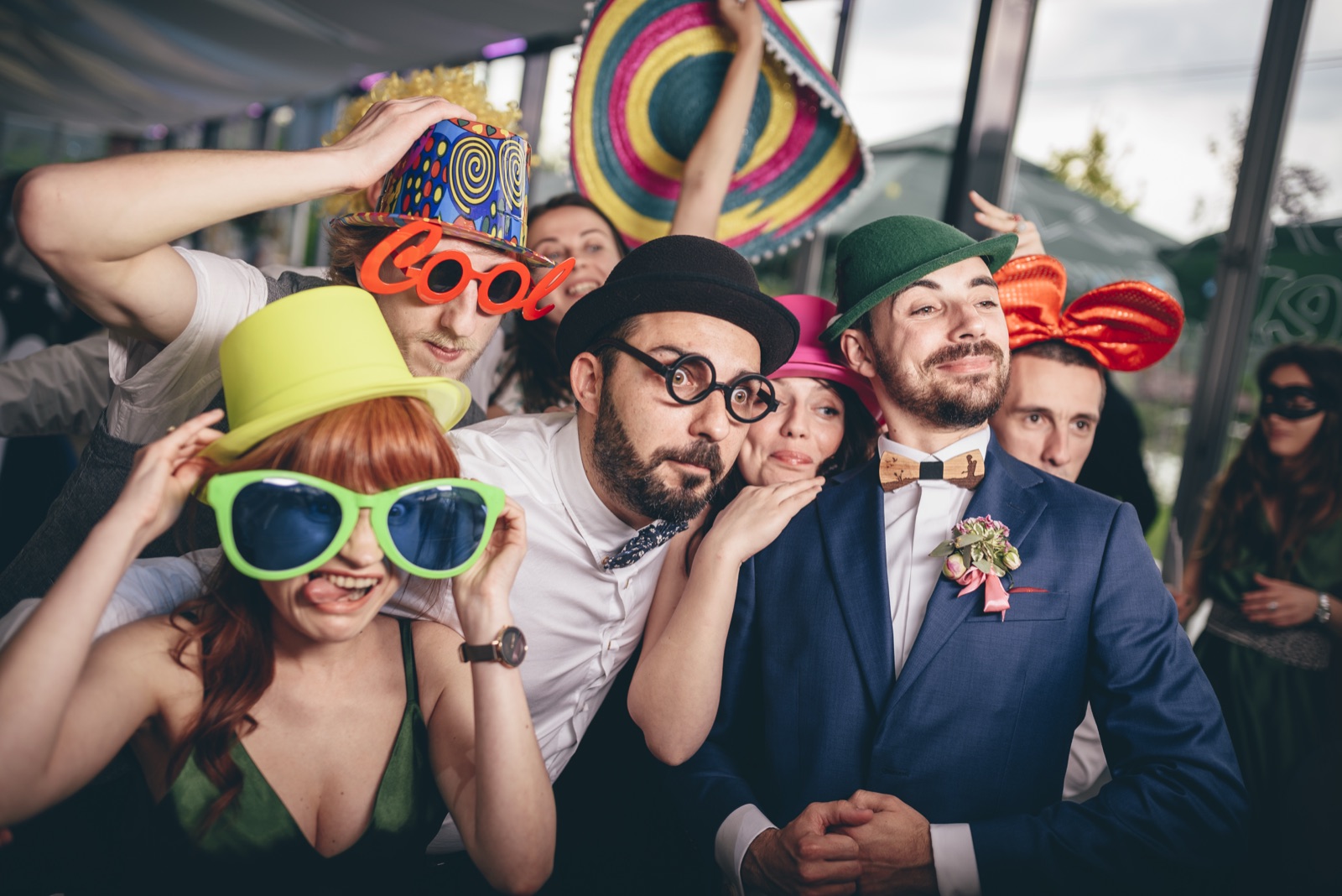 Invitați cu accesorii amuzante